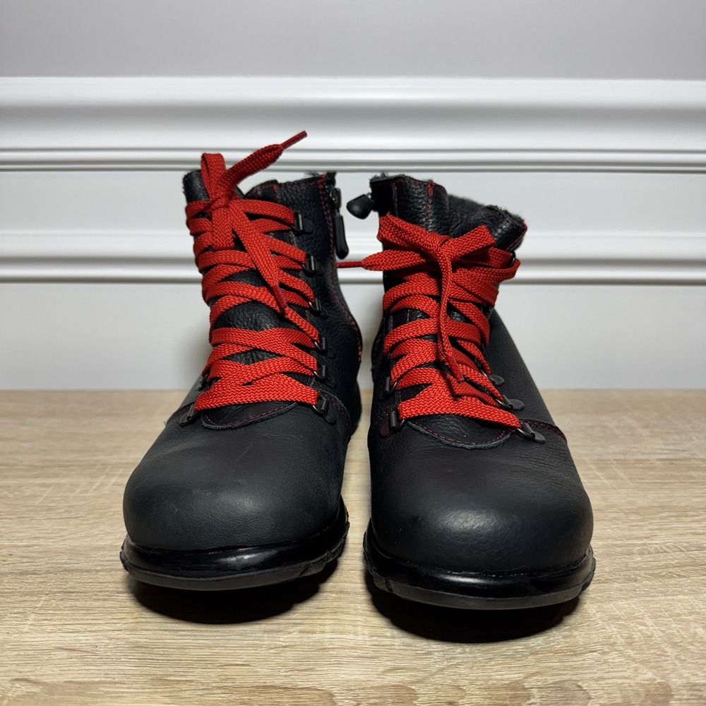 Toe Warmers CANEDA Yukon Women's Boot size 8‎ NEW W/O BOX - Red Laces BLACK SHOE